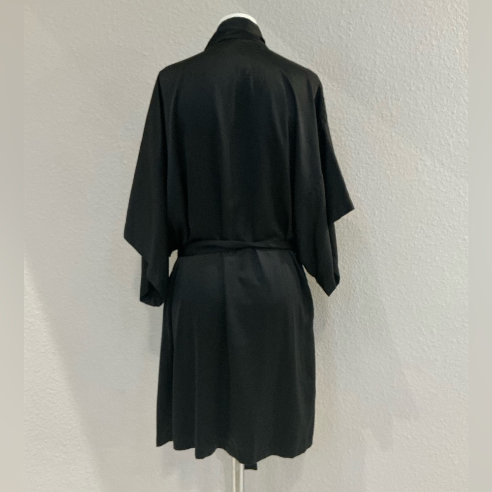 NATORI Elegant Black Kimono Robe - Picture 4 of 5